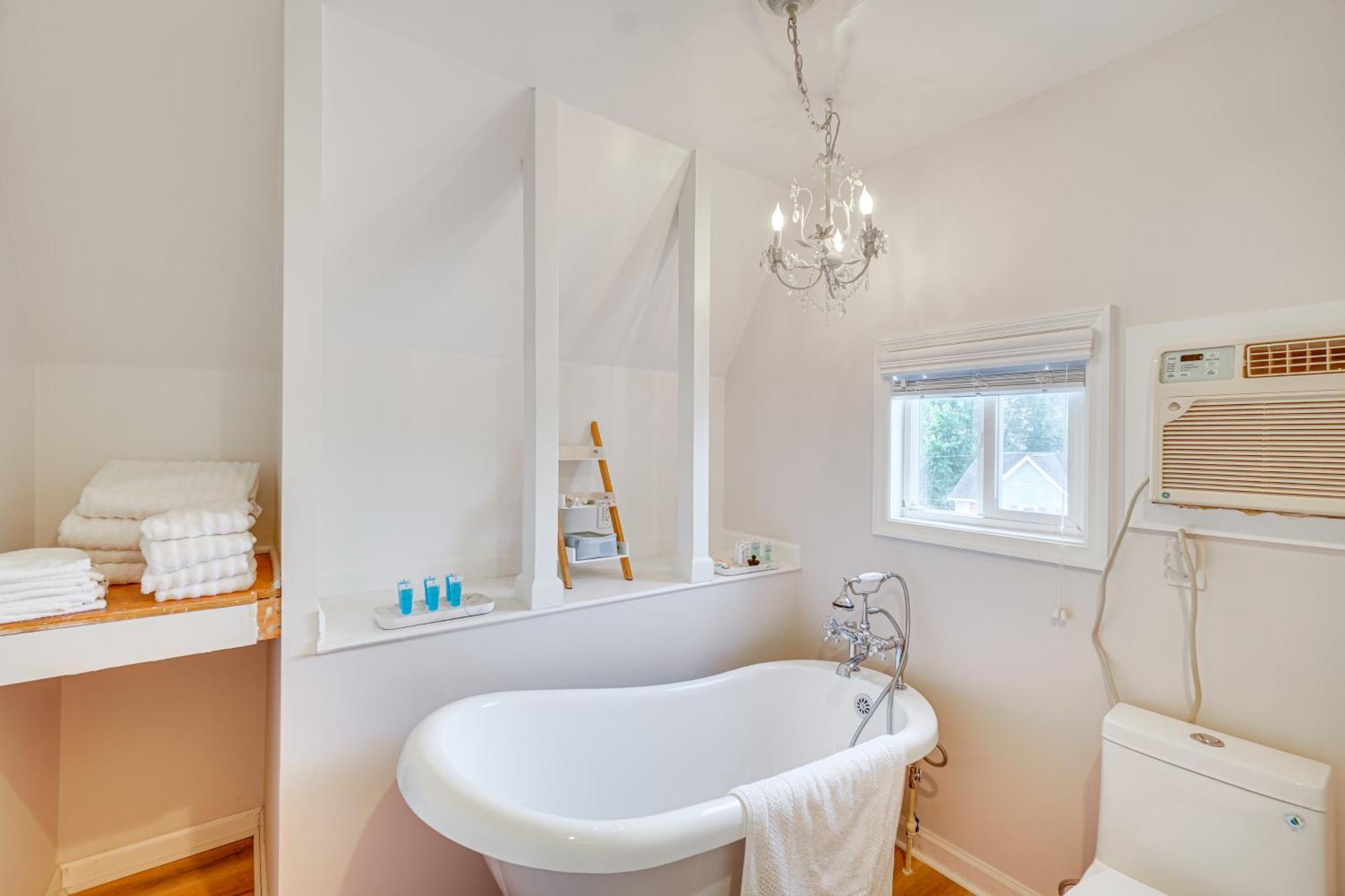Epic Brunswick Apartment, Deck With Private Hot Tub! Εξωτερικό φωτογραφία